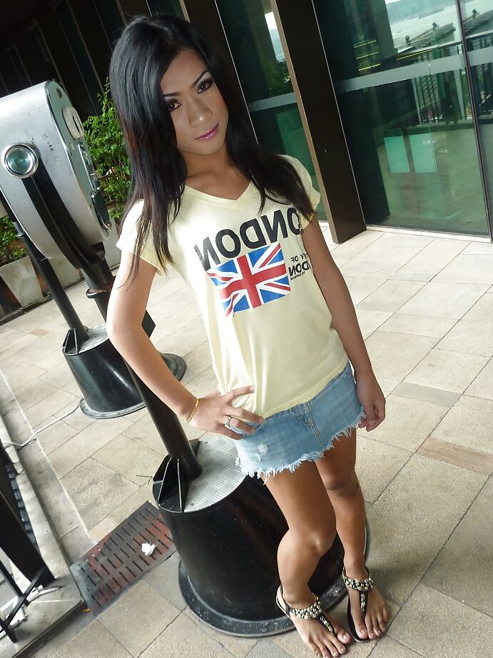16P Ladyboy adolescente flaca Mo se quita la ropa interior para masturbarse a shedick