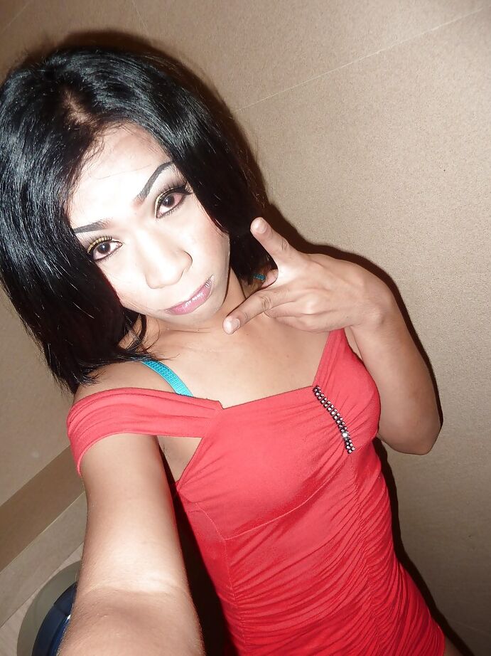 16P Ladyboy adolescente flaca Mo se quita la ropa interior para masturbarse a shedick