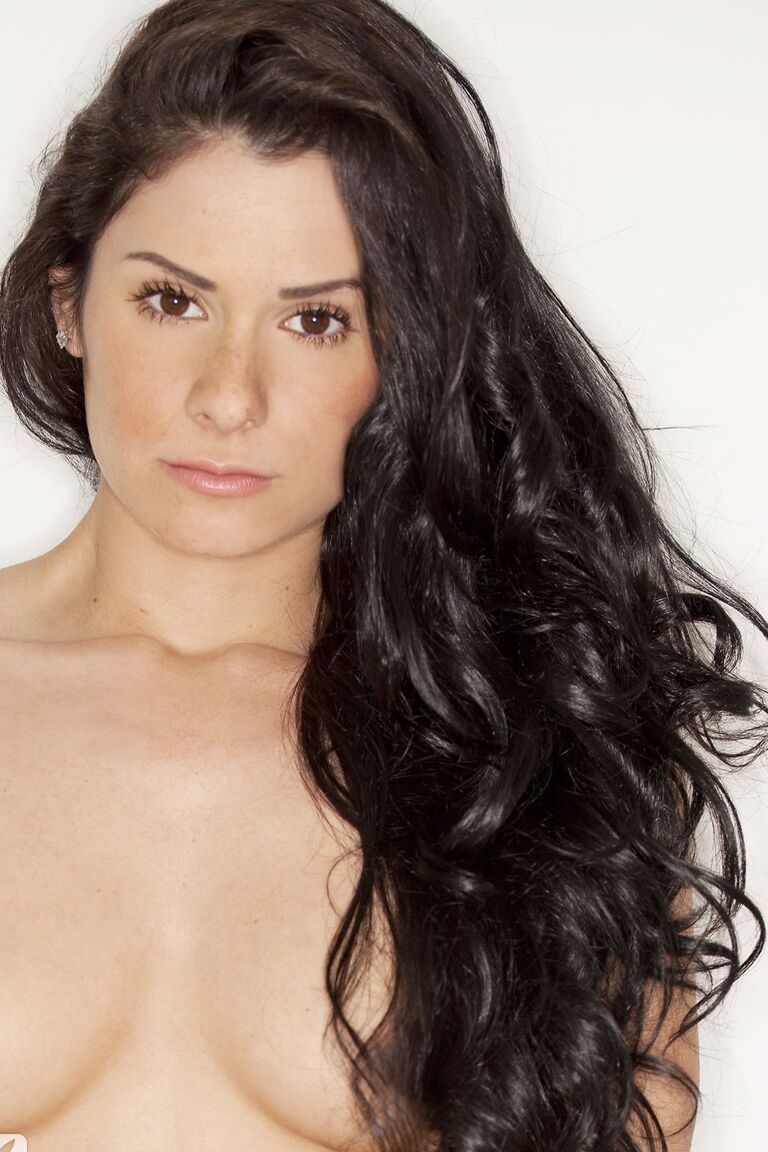 21P A gata de cabelos negros Raquel Robin brinca com seus peitos pequenos e vagina raspada