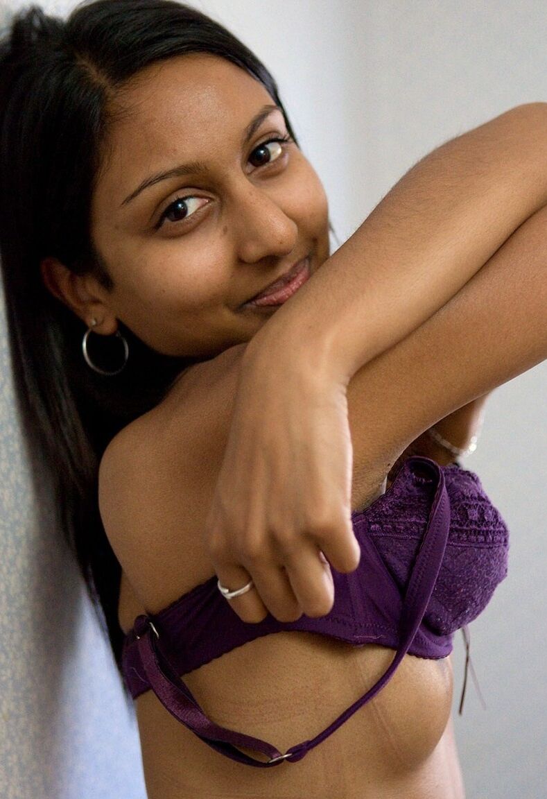 13P Das barfüßige indische Mädchen Zasha zieht ihr Kleid aus und zieht sich hübsch aus, um sich auszuziehen