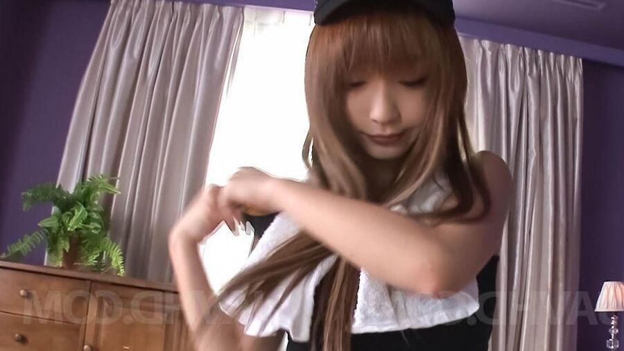 15P Sana Anzyu Asian joue avec de belles canettes et suce une bite bien dure