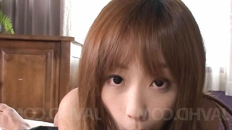 15P Sana Anzyu Asian joue avec de belles canettes et suce une bite bien dure