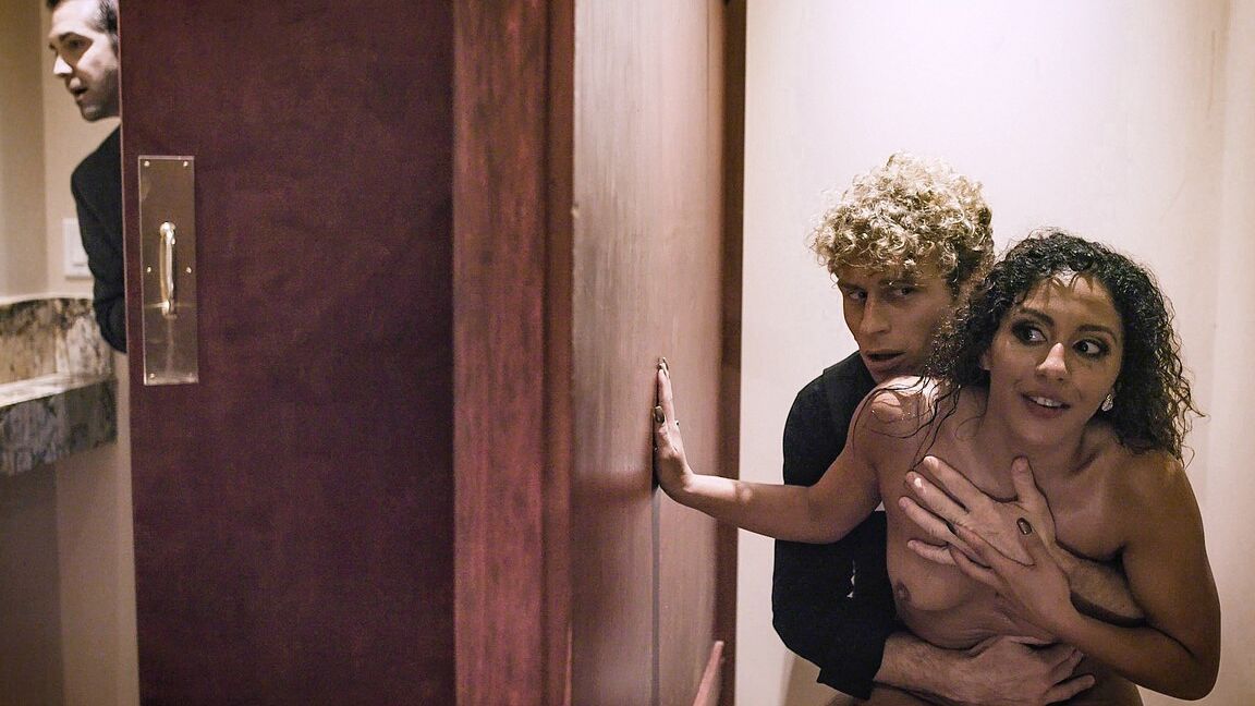 15P A adolescente morena Liv Revamped transa com seu amante depois de foder um funcionário do hotel