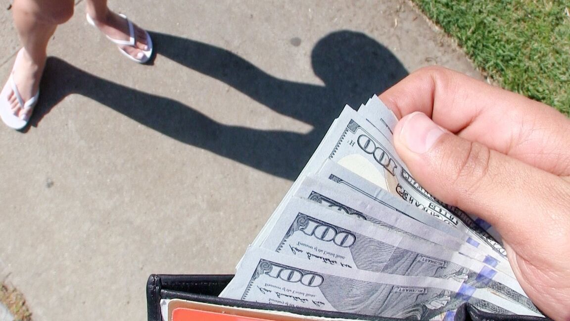 Die 17-jährige versaute Teenagerin Mia Hurley akzeptiert Bargeld für einen POV-Blowjob im Freien