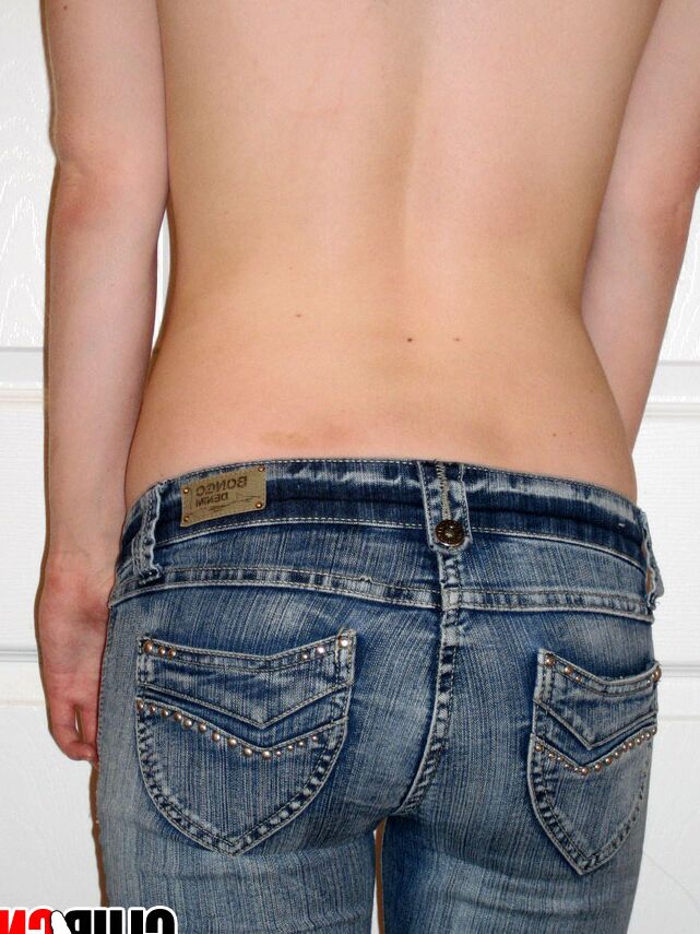 12P Oben-ohne-Teenager, der nur seine Jeans anhat, bedeckt seine frechen, perfekten Titten