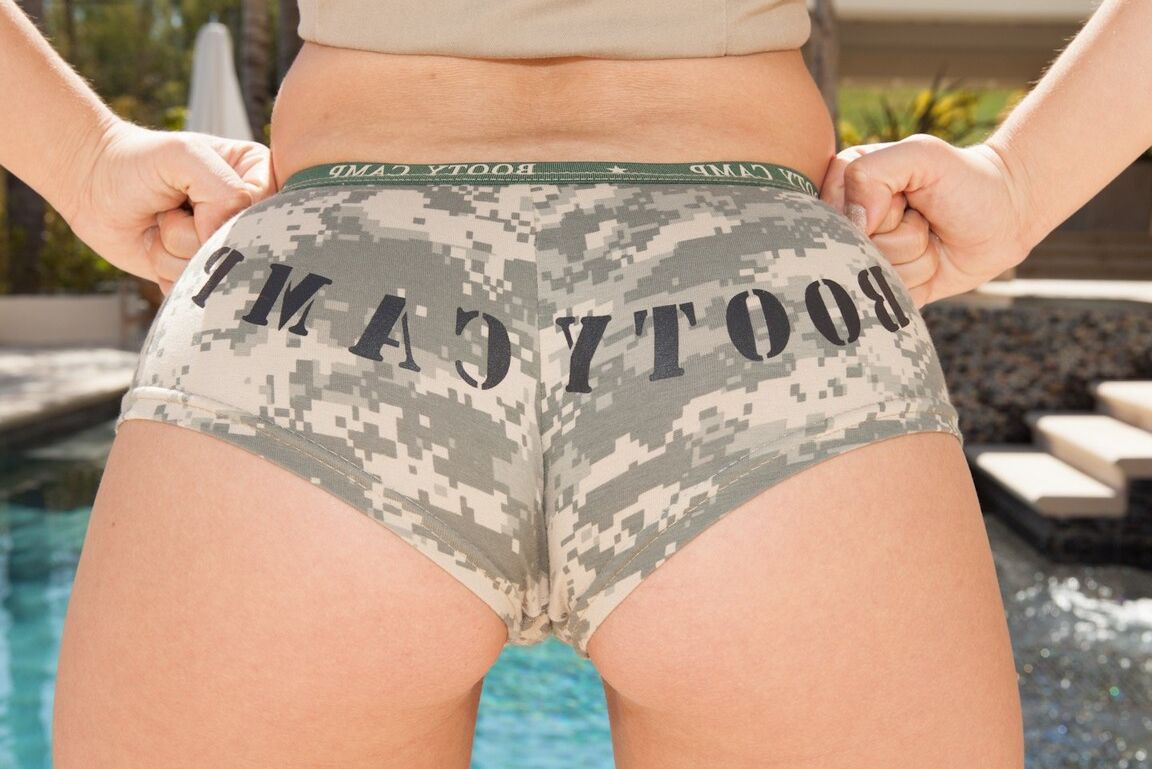 18P Military big ass slut Kristina Rose strips at the pool and twerks