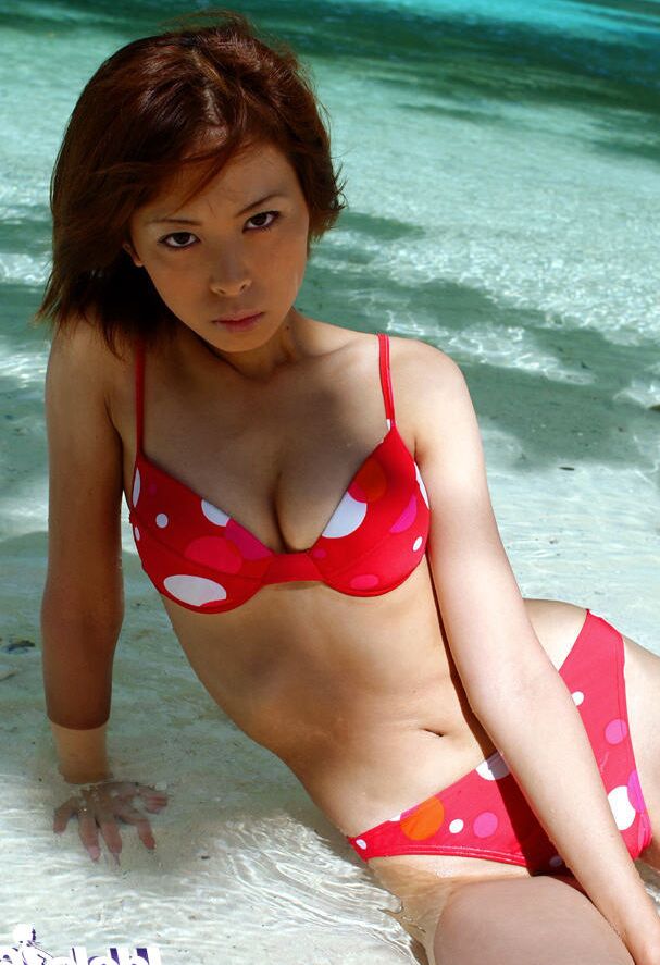 16P Impresionante asiática Minami Aikawa posando en lencería al aire libre