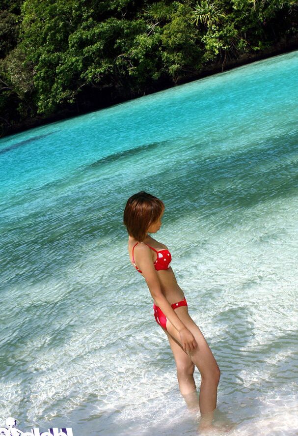16P Impresionante asiática Minami Aikawa posando en lencería al aire libre