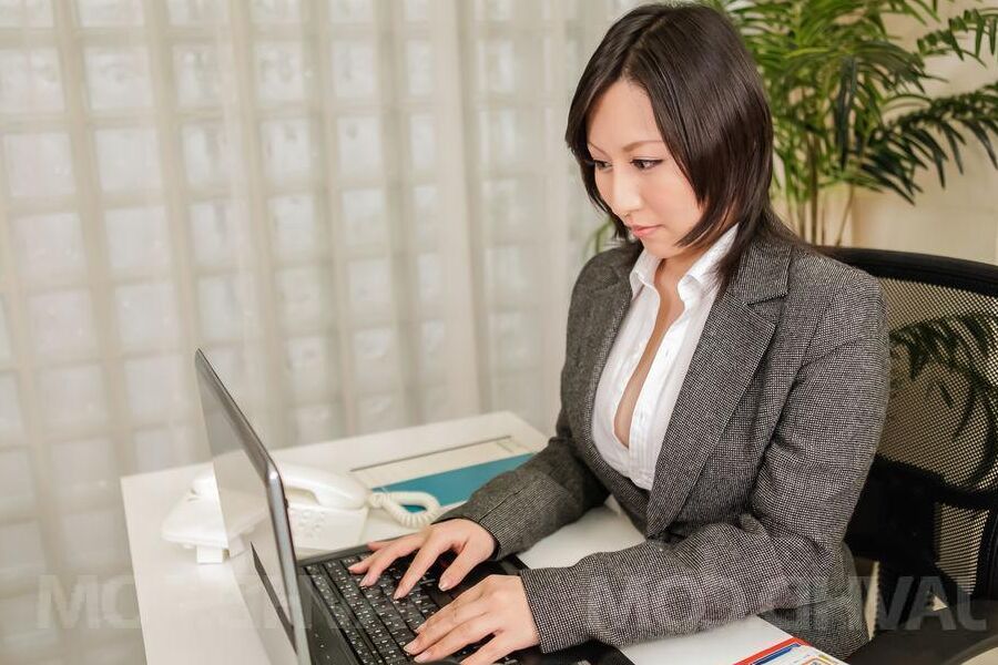 16P Japanese businesswoman Yuuna Hoshisaki demonstrates how to use a Fleshlight