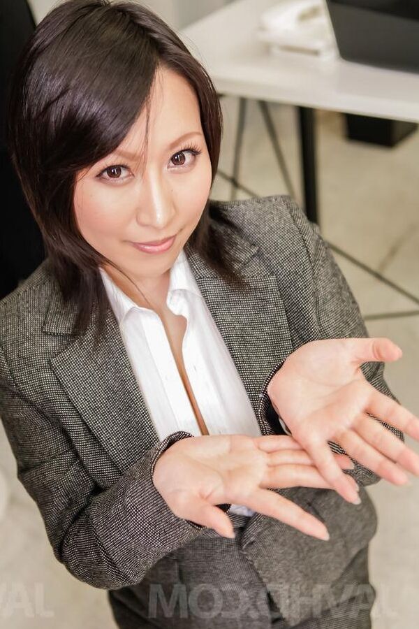 16P Japanese businesswoman Yuuna Hoshisaki demonstrates how to use a Fleshlight