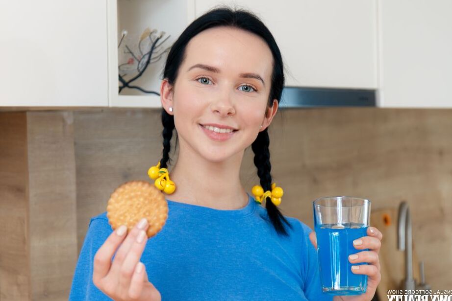 20P Natasha, une jeune fille aux cheveux noirs, se déshabille après avoir mangé des biscuits et du jus.