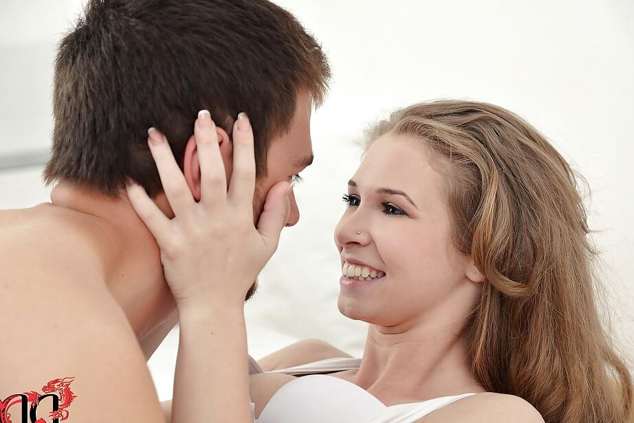 16P Kortny, une ado aux petits seins, adore baiser avec son joli petit ami