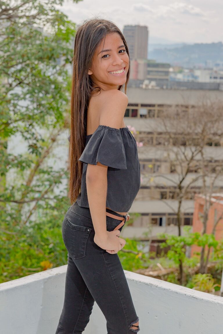 21P Slender Latina Karin Torres revela sua bunda gostosa
