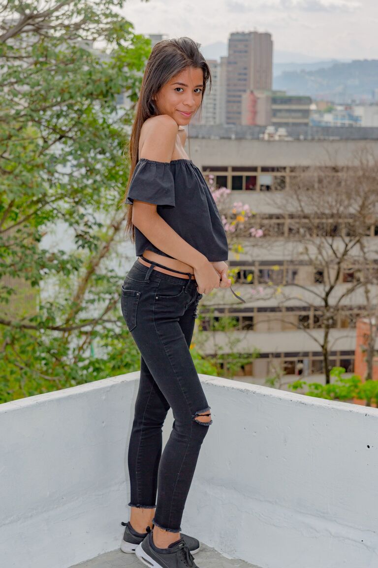 21P Slender Latina Karin Torres revela sua bunda gostosa