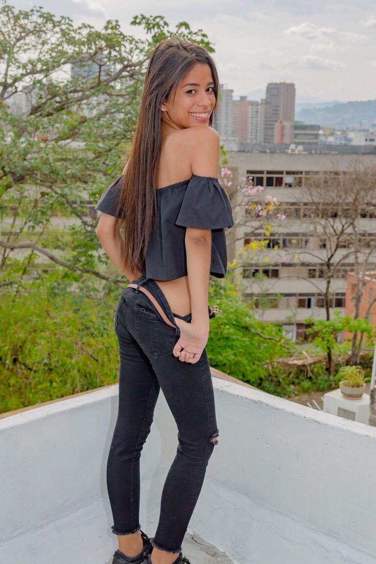 21P Slender Latina Karin Torres revela sua bunda gostosa