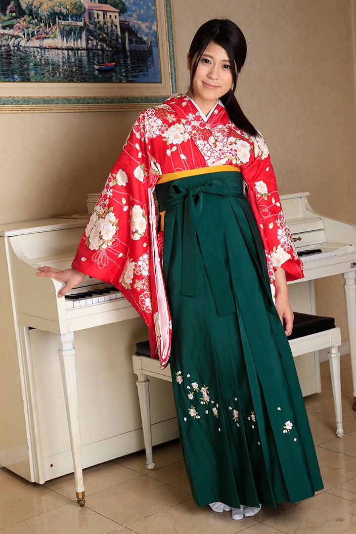 20P La belle japonaise Ema Kato se fait jouer et désosser sa chatte poilue