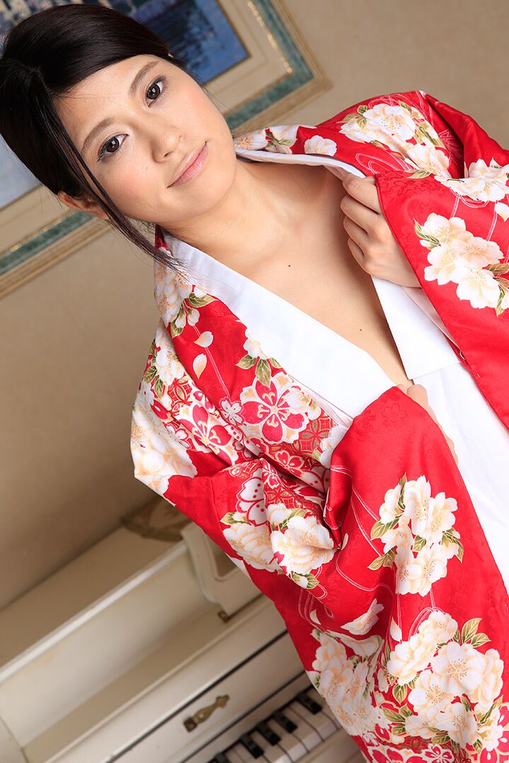 20P La belle japonaise Ema Kato se fait jouer et désosser sa chatte poilue