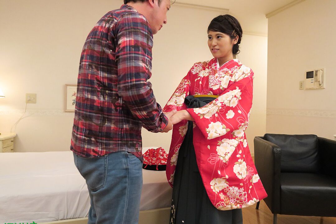 20P La belle japonaise Ema Kato se fait jouer et désosser sa chatte poilue