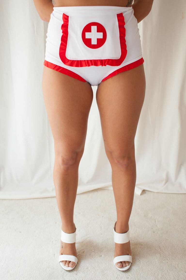 La enfermera estadounidense 18P Keisha Grey hace alarde de su culo apretado y su vagina