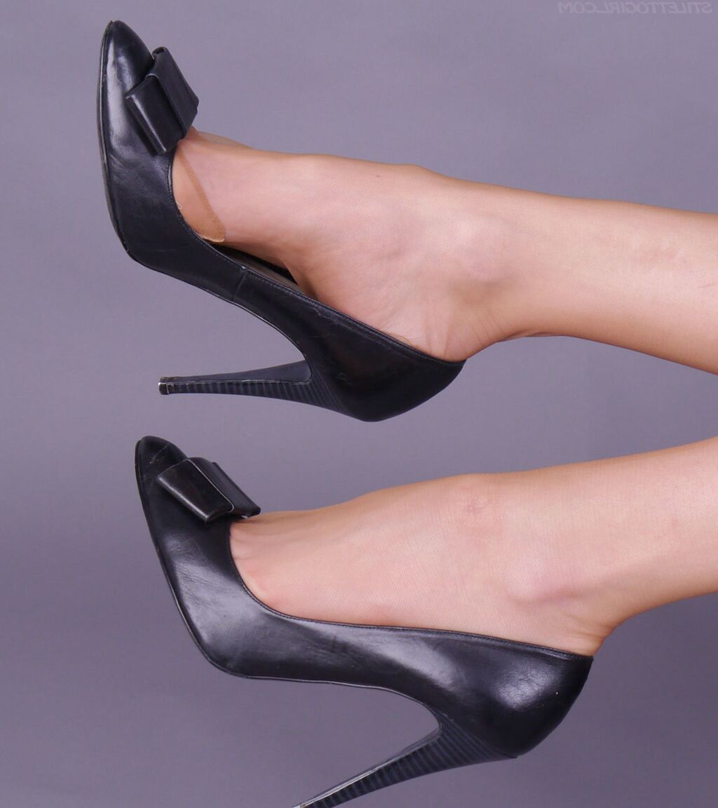 16P La sexy rubia Emma revela un impresionante par de piernas en pantimedias transparentes