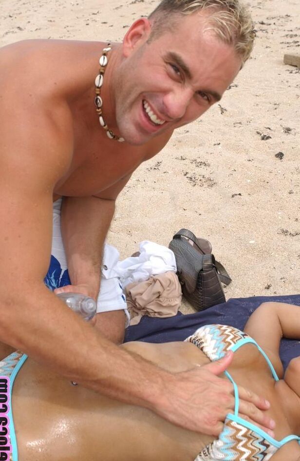 21P Petite Michaela Soto en bikini sexy faisant une belle pipe avant de se faire baiser