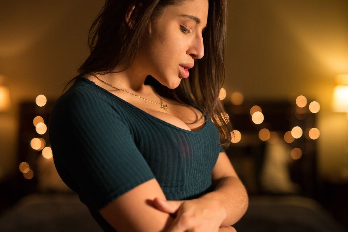 17P Duas jovens latinas Abella Danger e Vienna Black compartilham o pau de Ricky Johnson