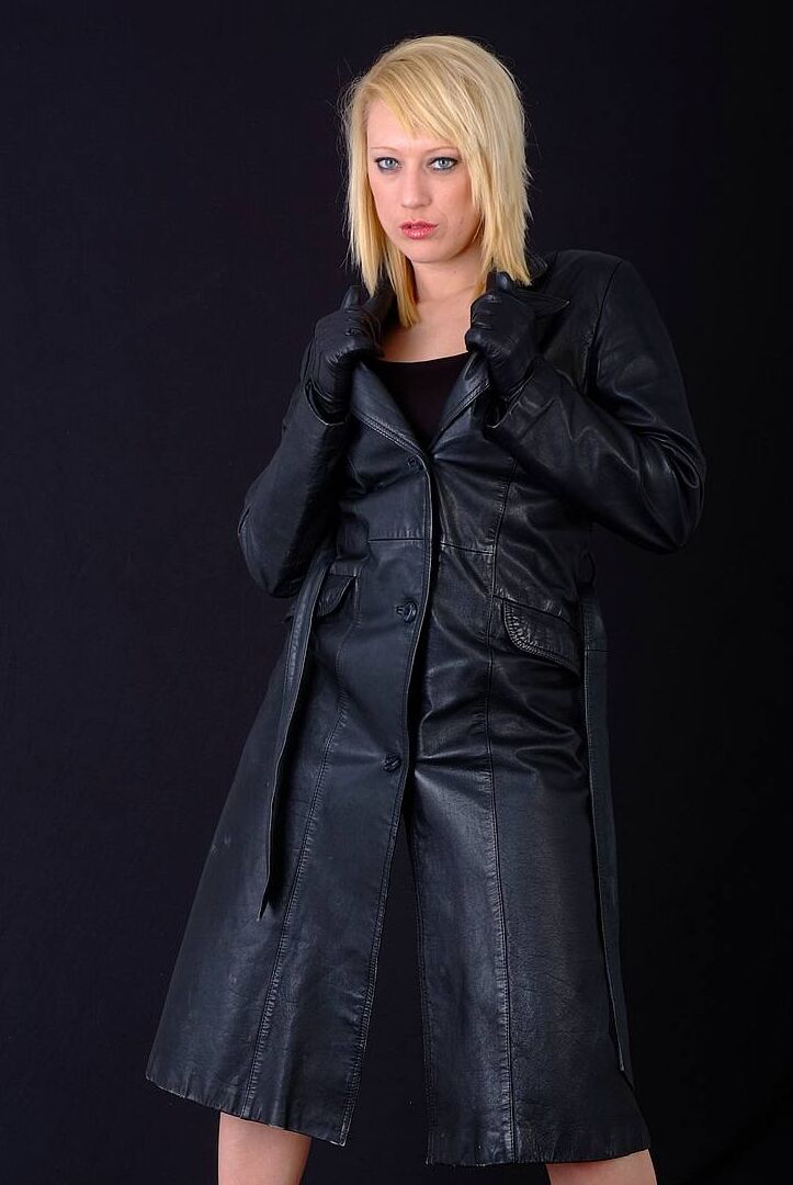15P Blonde Frau Axajay entblößt sich in einem schwarzen Ledermantel und Handschuhen