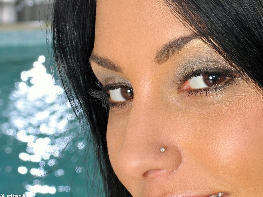 10P Latina beauty Anetta Keys holds her nice ass while showing her smooth vagina