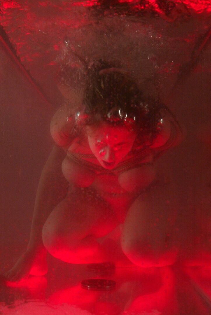 21P Esclavitud del agua Isabella Soprano, Isis Love
