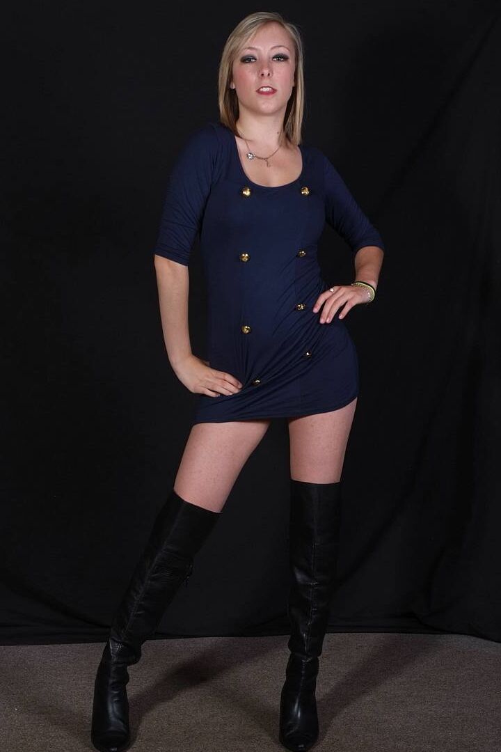 15P Jay feminina vestida mostra suas coxas cremosas com botas de couro acima do joelho