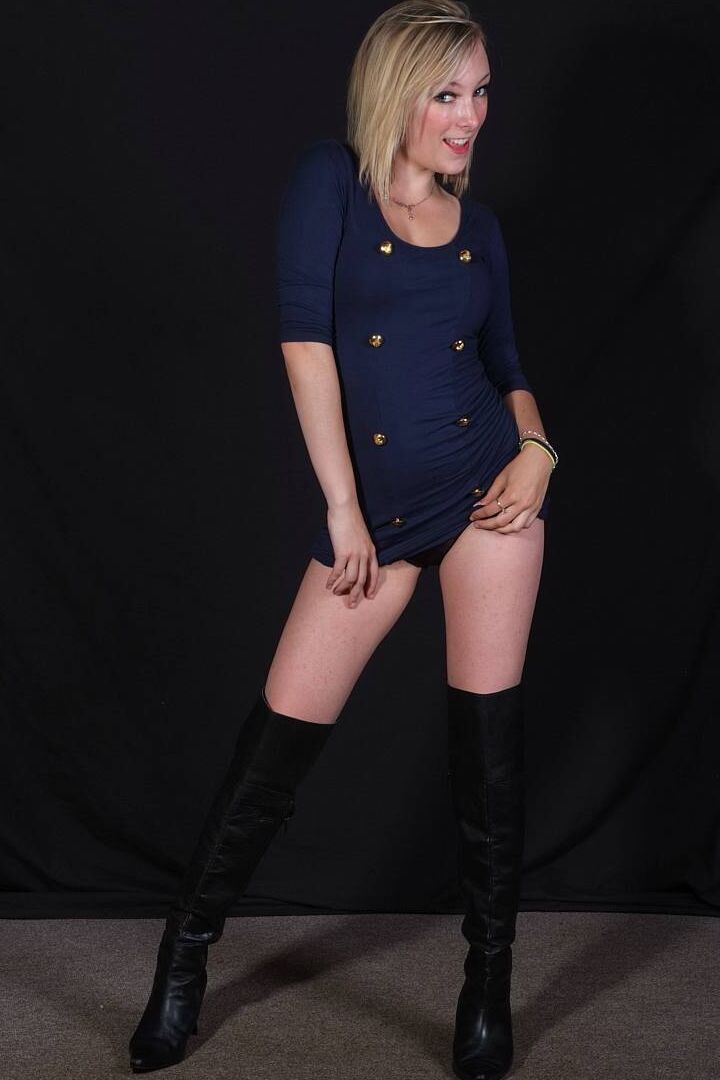 15P Jay feminina vestida mostra suas coxas cremosas com botas de couro acima do joelho