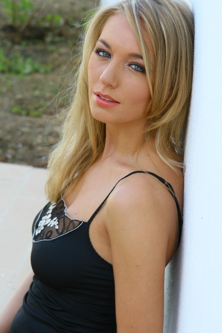 21P Hayley-Marie, blonde naturelle aux gros seins, se met seins nus dehors et pose en bas.