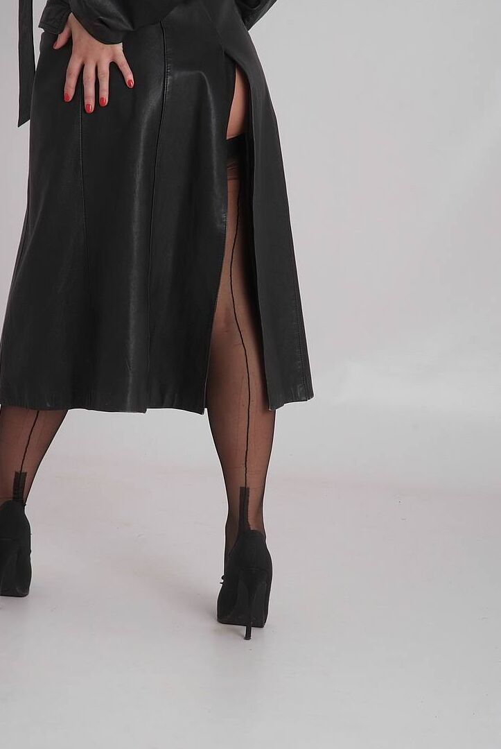 15P MILF Candi de cabelos escuros tira o casaco para revelar peitos grandes nus