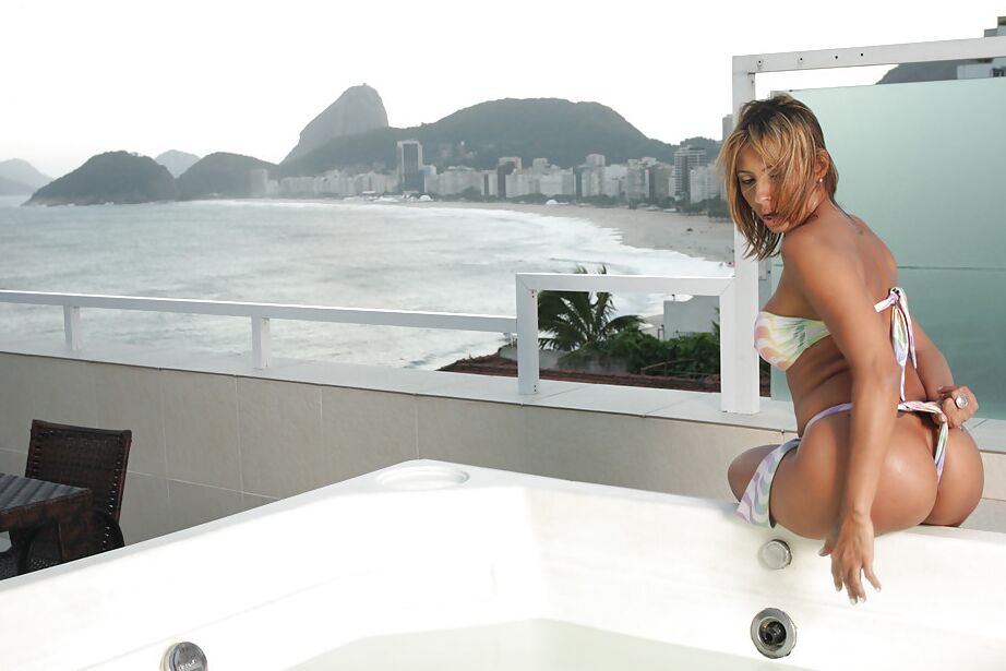 16P Latina babe with a big ass Suzy Anderson shows her boob by the pool