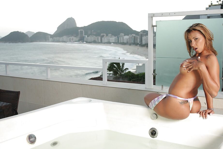 16P Latina babe with a big ass Suzy Anderson shows her boob by the pool