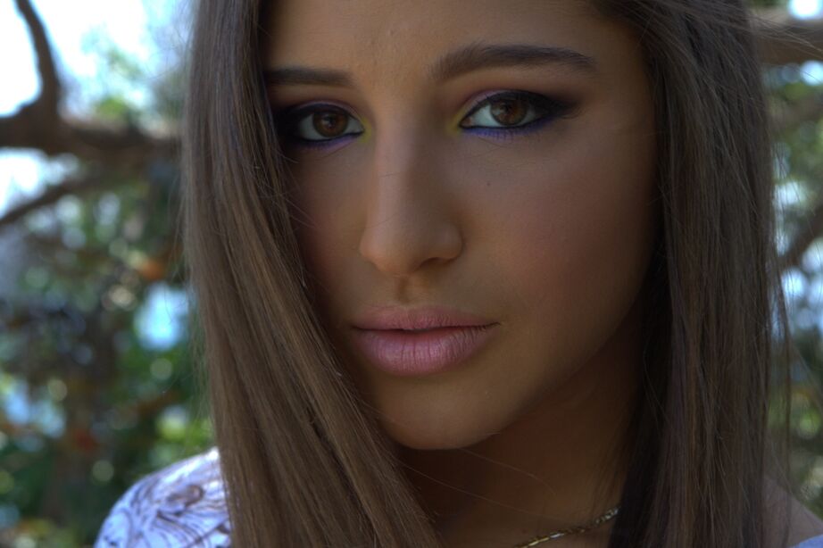 16P Abella Danger, une fille solo, montre ses gros fesses et sa chatte devant sa maison d'été.