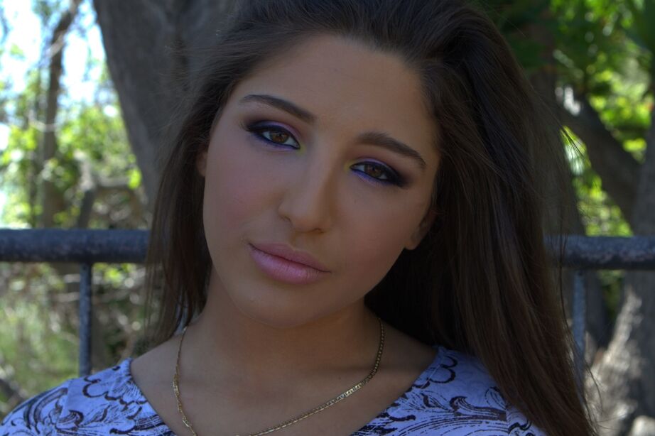 16P Abella Danger, une fille solo, montre ses gros fesses et sa chatte devant sa maison d'été.