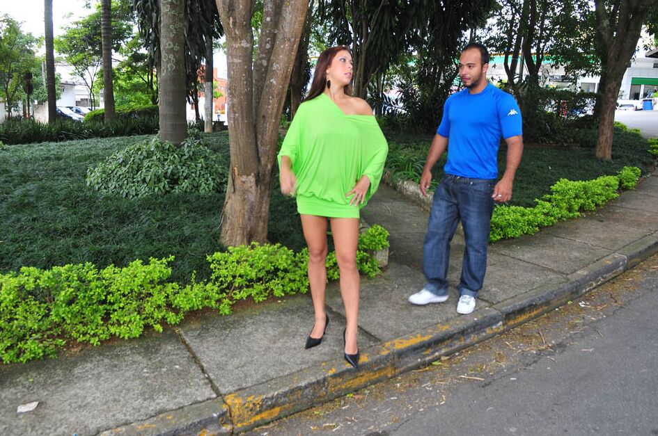 21P Amadora adolescente brasileira Fernanda Alencer descasca para o quarto da vaqueira