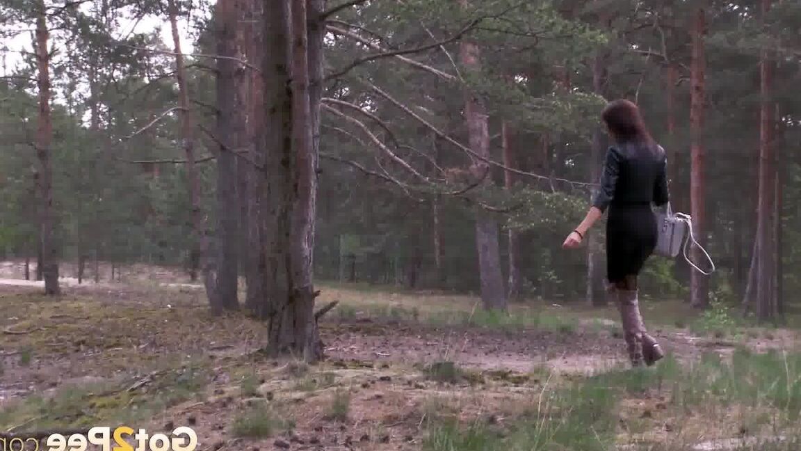 15P La chica solitaria Kristina K se pone en cuclillas para orinar junto a un árbol con botas OTK y medias de nailon.