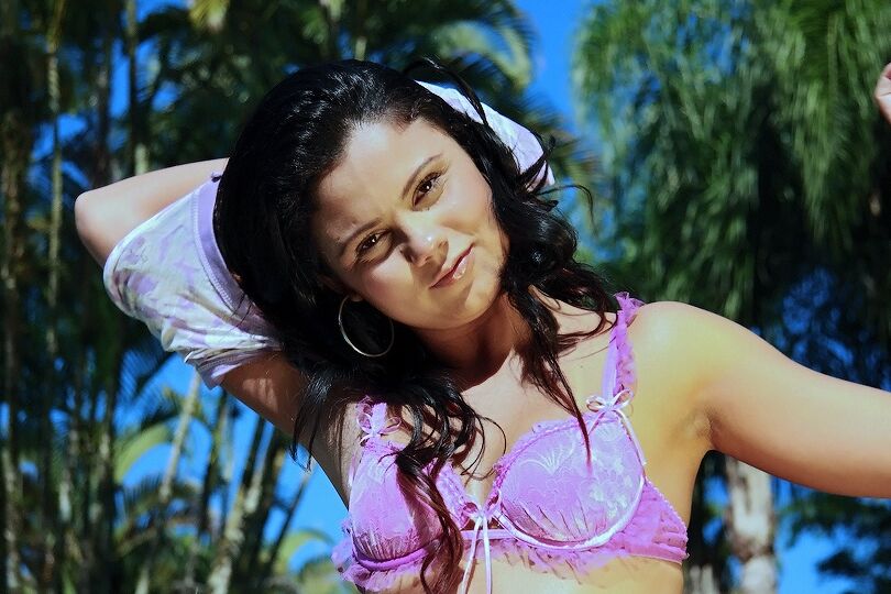 16P Hottie latina se desnuda seductoramente y muestra sus sexys tetas y trasero