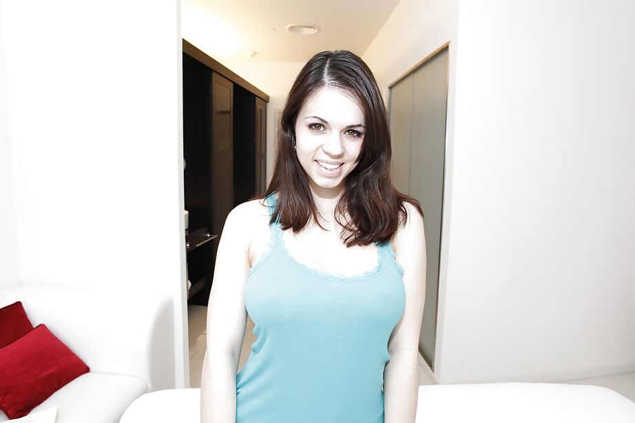 16P Linda morena sonriente revelando sus increíbles tetas grandes y su atractivo coño