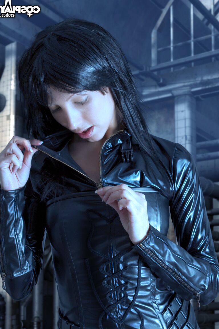 12P Belleza de cabello oscuro trabaja su culo desnudo sin ropa de cosplay de cuero