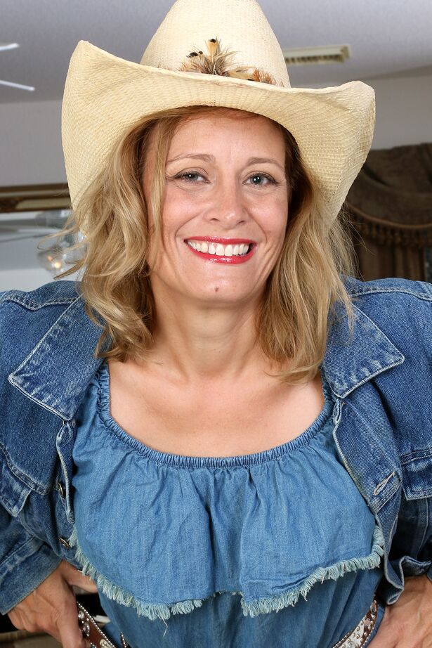 16P Mais de 30 mulheres Jade Allan tira a roupa com botas de cowgirl antes de brincar com sua buceta careca