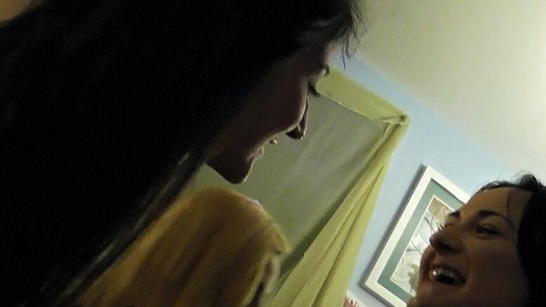 16P Estudantes excitados com corpos fodíveis estão em sexo lésbico a quatro
