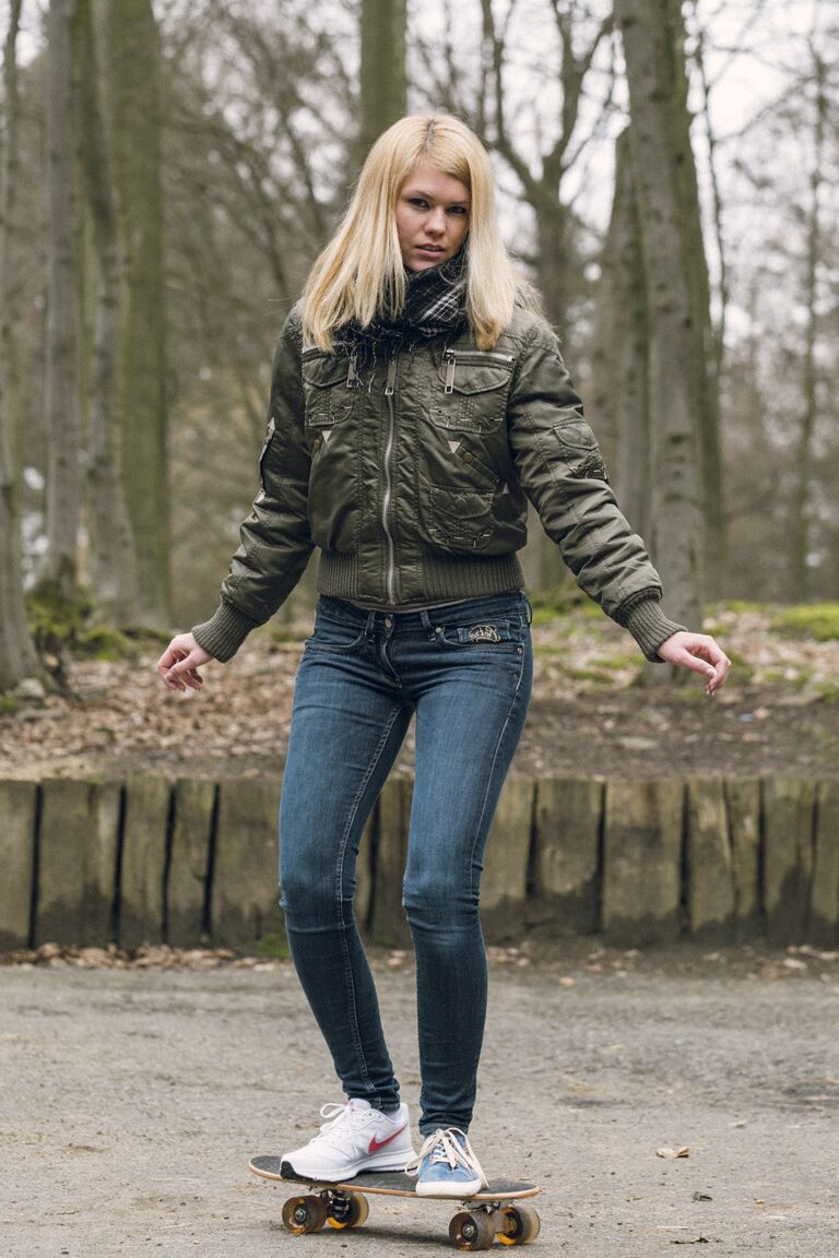 17P Delphine, jolie skateuse blonde, se déshabille pour se masturber la chatte chaude en solo