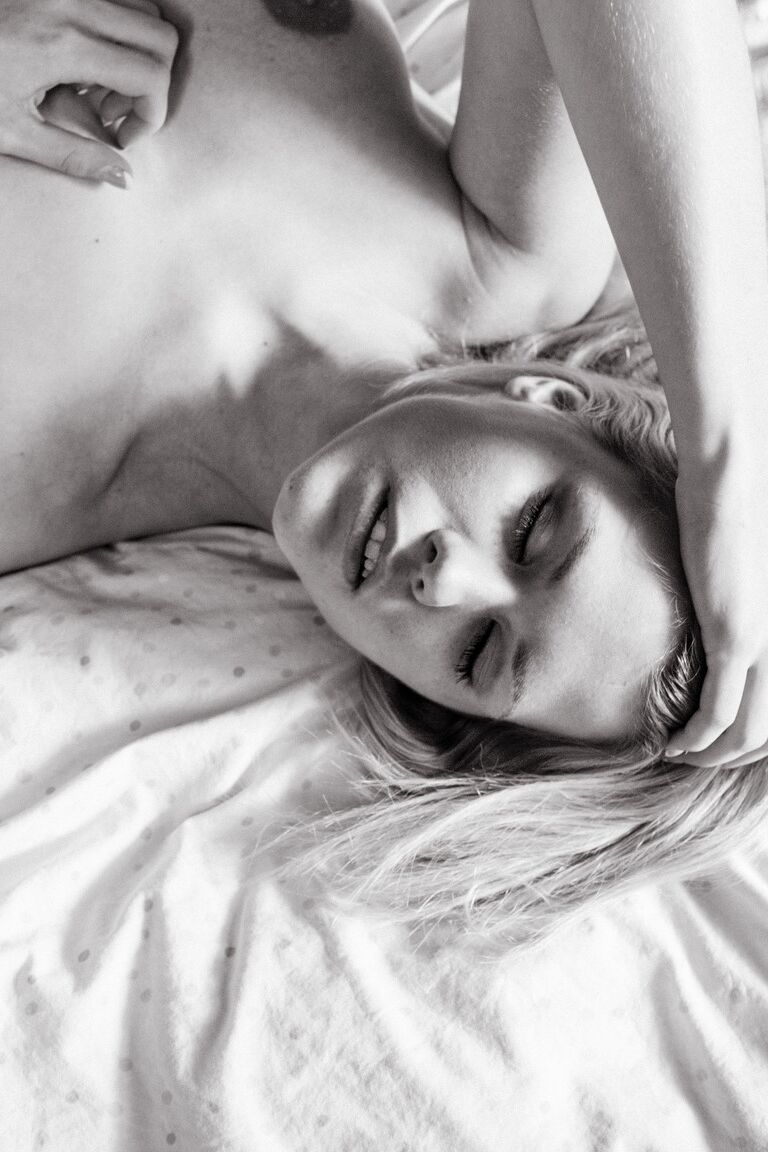 17P Delphine, jolie skateuse blonde, se déshabille pour se masturber la chatte chaude en solo