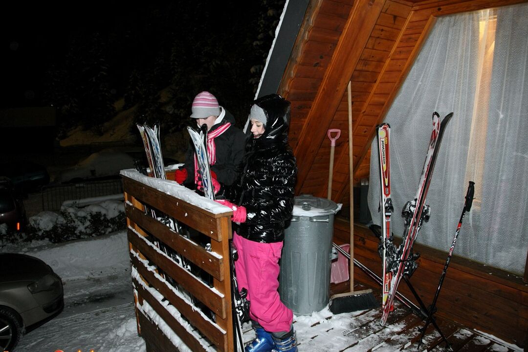 15P Junge Schneehasen ziehen sich aus, um in der Skihütte lesbische Muschis zu fingern