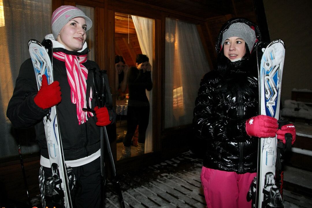 15P Junge Schneehasen ziehen sich aus, um in der Skihütte lesbische Muschis zu fingern