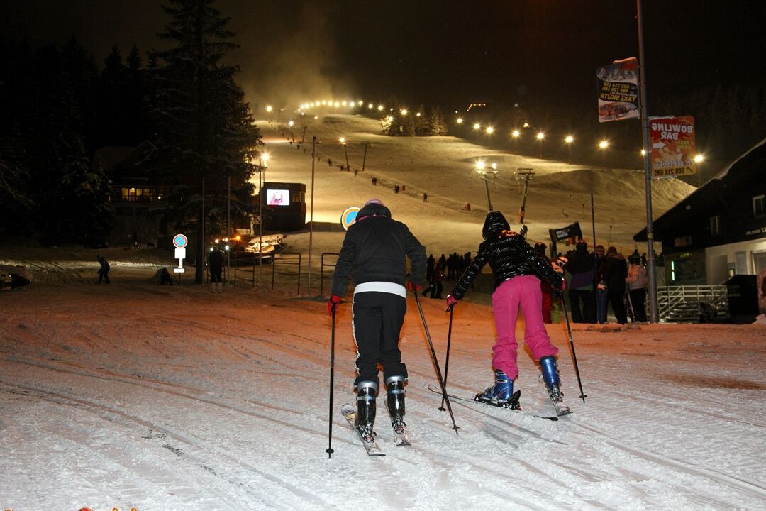 15P Junge Schneehasen ziehen sich aus, um in der Skihütte lesbische Muschis zu fingern