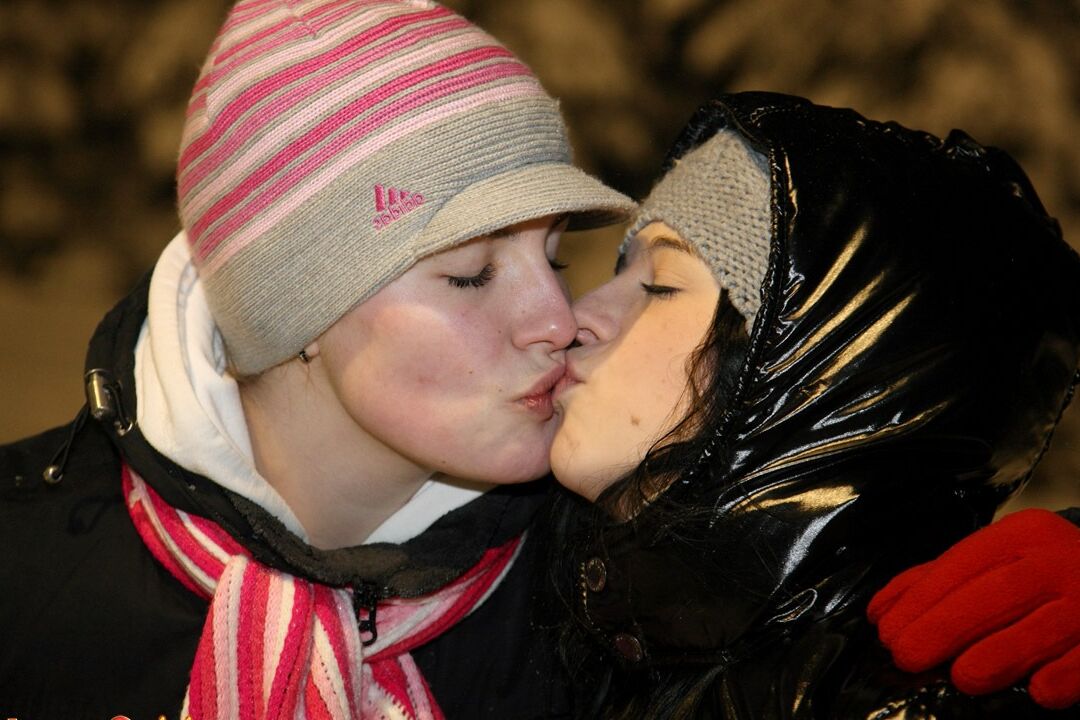 15P Junge Schneehasen ziehen sich aus, um in der Skihütte lesbische Muschis zu fingern
